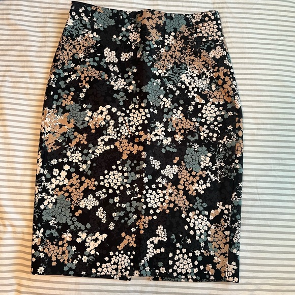 RW&CO. Dresses & Skirts - RW&Co Floral Print Double Stretch Pencil Skirt Size 6